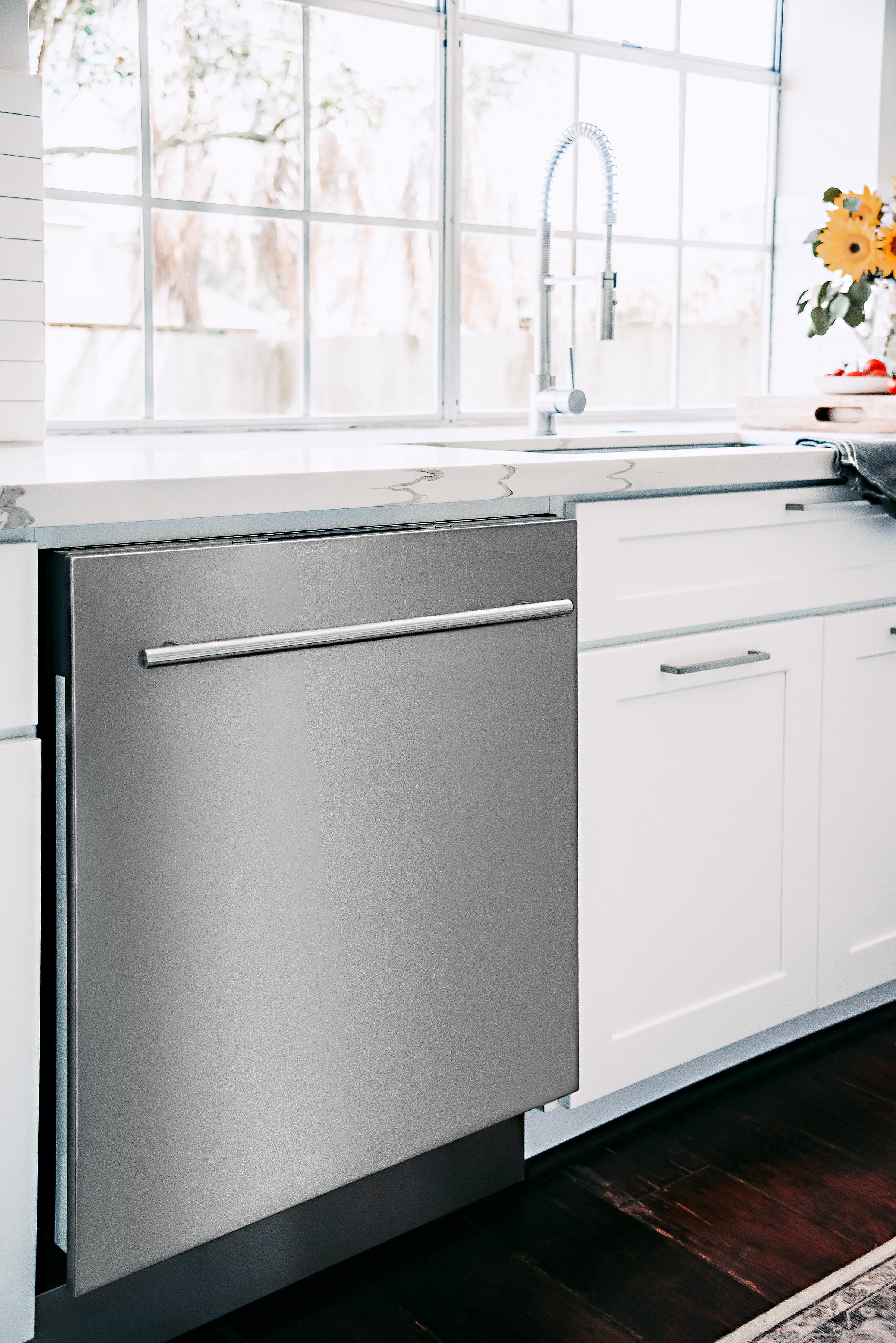 ZLINE 24 in. Stainless Steel Top Control Built-In Dishwasher with Stainless Steel Tub and Modern Style Handle (DW-304-24) - Image 7