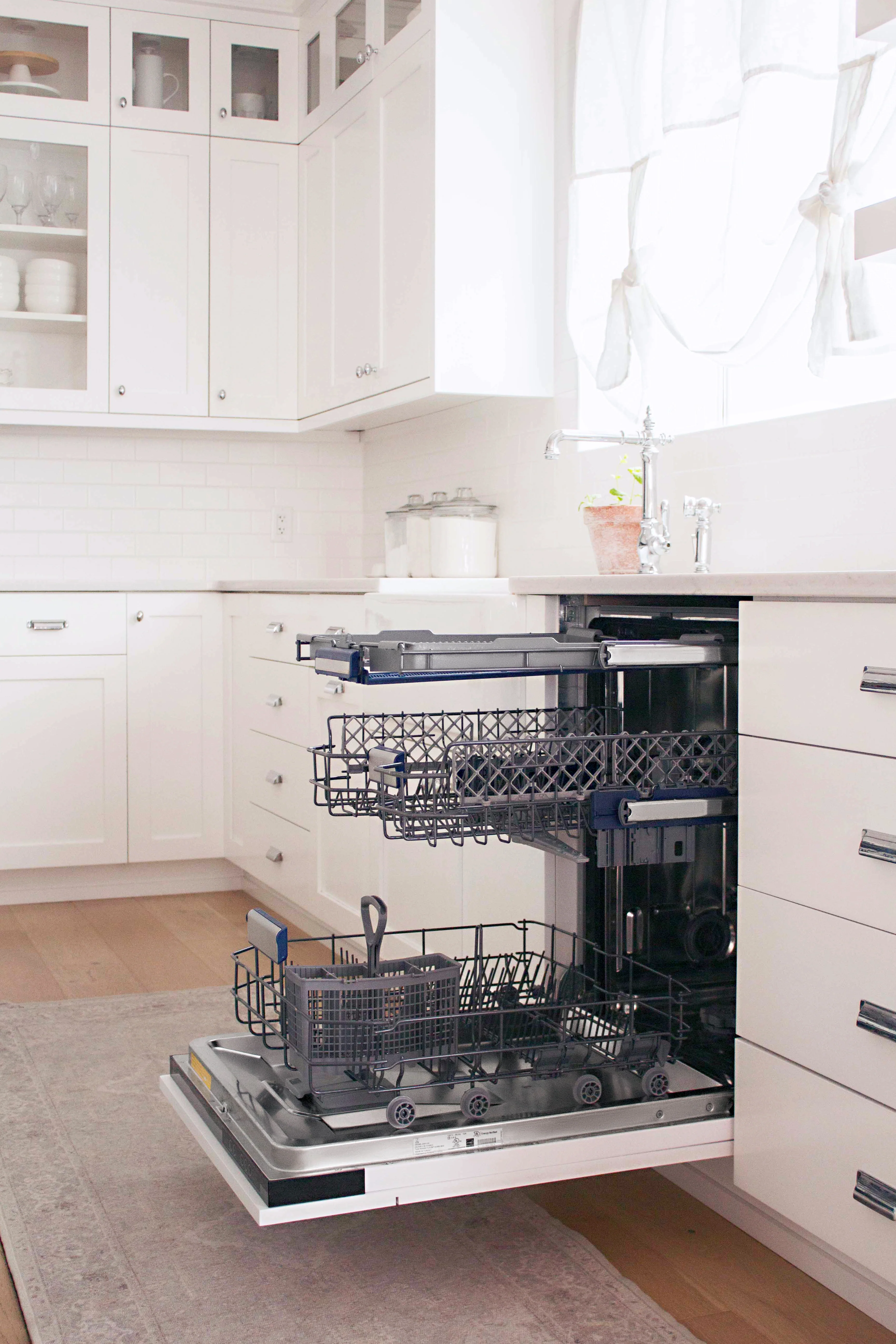 ZLINE Autograph Edition 24" Tallac Series 3rd Rack Top Control Built-In Tall Tub Dishwasher in Custom Panel Ready with Polished Gold Handle, 51dBa (DWVZ-24-G) - Image 10