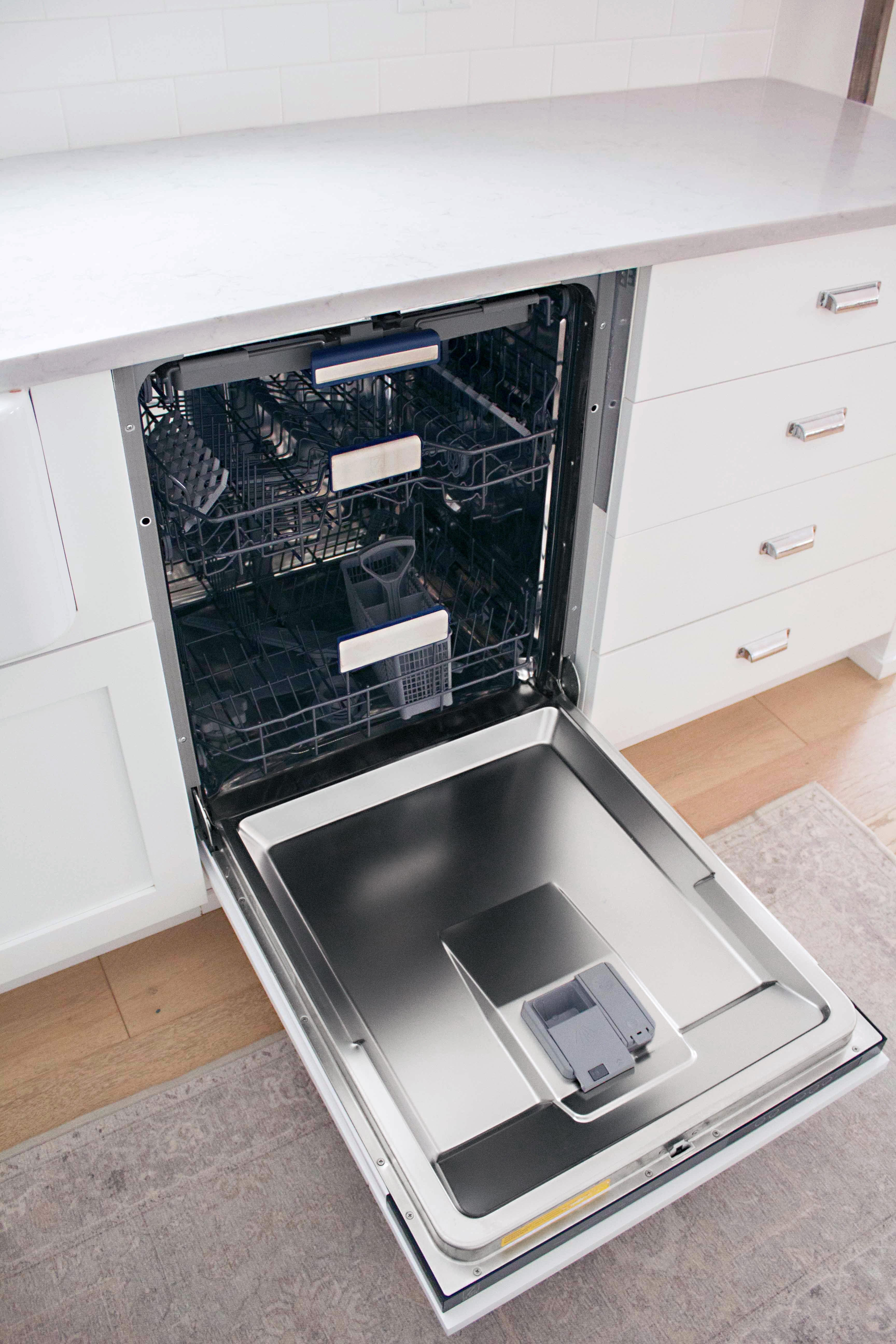 ZLINE Autograph Edition 24" Tallac Series 3rd Rack Top Control Built-In Tall Tub Dishwasher in Custom Panel Ready with Polished Gold Handle, 51dBa (DWVZ-24-G) - Image 20