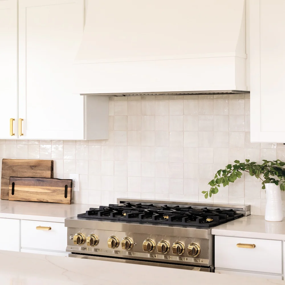 ZLINE Autograph Edition 36 in. 4.6 cu. ft. Legacy Dual Fuel Range with 6 Burner Gas Cooktop and Electric Convection Oven in Stainless Steel and Polished Gold Accents (RAZ-36-G) - Image 17